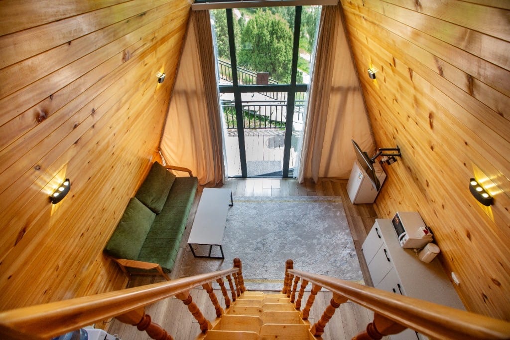 Living room (sofa, coffee table)