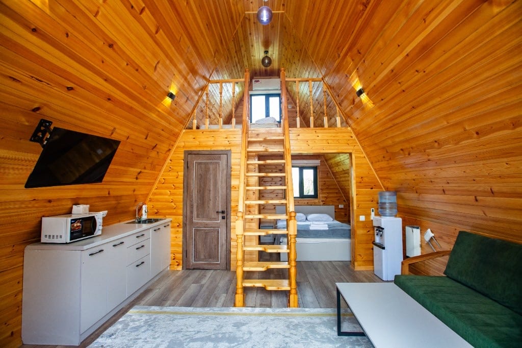 Open plan (kitchen, bed, staircase)